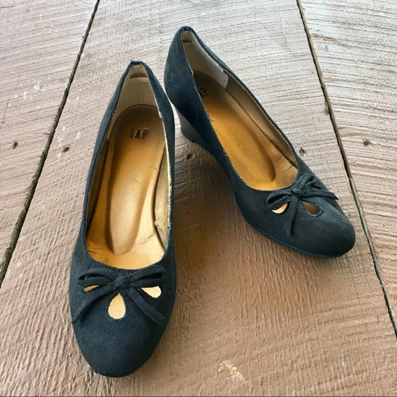 GAP black wedge heels size 7 with cutouts and bow - Picture 7 of 8